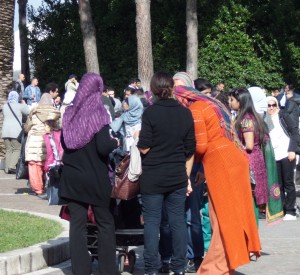 Alcune fedeli si fermano a parlare nel cortile della moschea