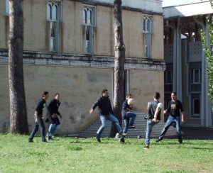 Una partita a calcio nel giardino della moschea