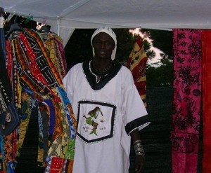 Mbar Dniaye, musicista senegalese, in uno stand che vende prodotti artigianali provenienti dall'Africa