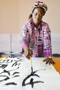 L'ivoriana Mathilde Moreau dipinge calligrafia cinese