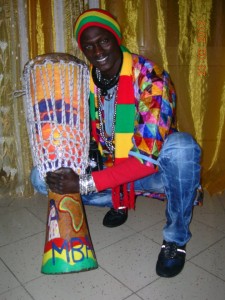 Mbar Ndiaye mostra il suo sabar, strumento a percussione tipico del popolo wolof