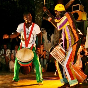 Mbar Ndiaye, percussionista senegalese, suona il sabar durante un concerto