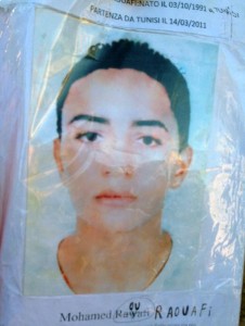 Mohamed Raouafi è uno dei 250 desaparecidos tunisini: partiti nel 2011 dalle coste nordafricane alla volta dell'Italia e scomparsi nel nulla. La madre è convinta di averlo visto in un servizio televisivo mentre saliva su un autobus e insieme ad altre mamme chiede di sapere che fine ha fatto suo figlio