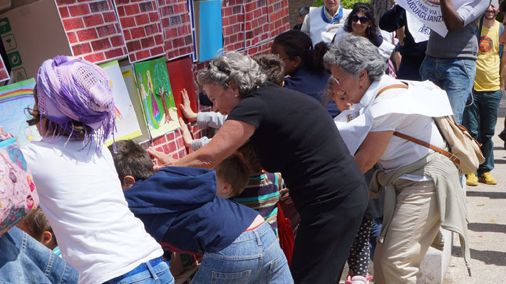 Grandi e piccini abbattono il muro dell'indifferenza durante la manifestazione Ramazza Arcobaleno