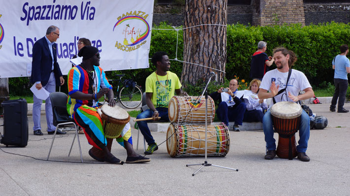 Musicisti provenienti da diversi paesi suonano insieme le percussioni durante Ramazza Arcobaleno