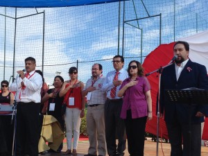 Alcuni membri del consolato cantano l'inno del Perù durante il Festival de fiestas patrias. In maglia viola la console generale del Perù a Roma Carmen Silva Cáceres