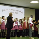 Gianni Del Bufalo premia gli allievi del corso per baristi de Il Faro