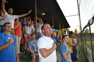 I tifosi dell’Ucraina cantano il loro inno 