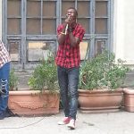 Kekz canta le sue canzoni dai ritmi africani in Mandinga, la lingua del suo paese, il Gambia