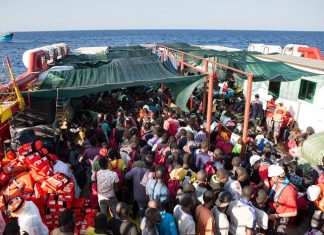 interventi di salvataggio in corso a bordo della nave Vos Hestia di Save the Children