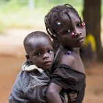 Una bambina africana e il suo fratellino(foto De Giovanni)