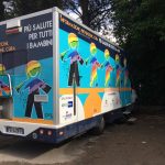 Camper ambulatorio mobile attrezzato per vaccinare i bambini del camping river