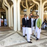Un gruppo di amici si ritrova alla Grande Mosceha per festeggiare l’Eid al Fitr