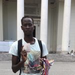 Youssou mostra fiero la sua carte d’identità italiana