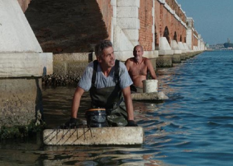 scena del film: pescatori di vermi nella laguna inquinata