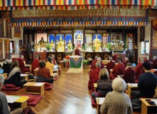 Partecipanti a un corso di studi in uno dei Centri buddhisti in Italia